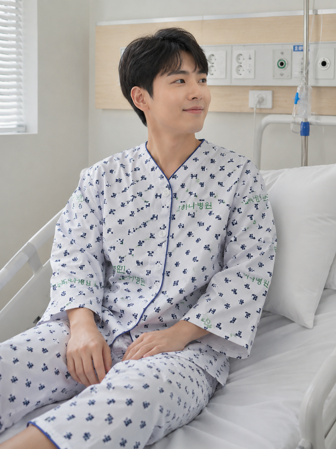 컬러 파이핑이 적용된 환자복 착용 모습