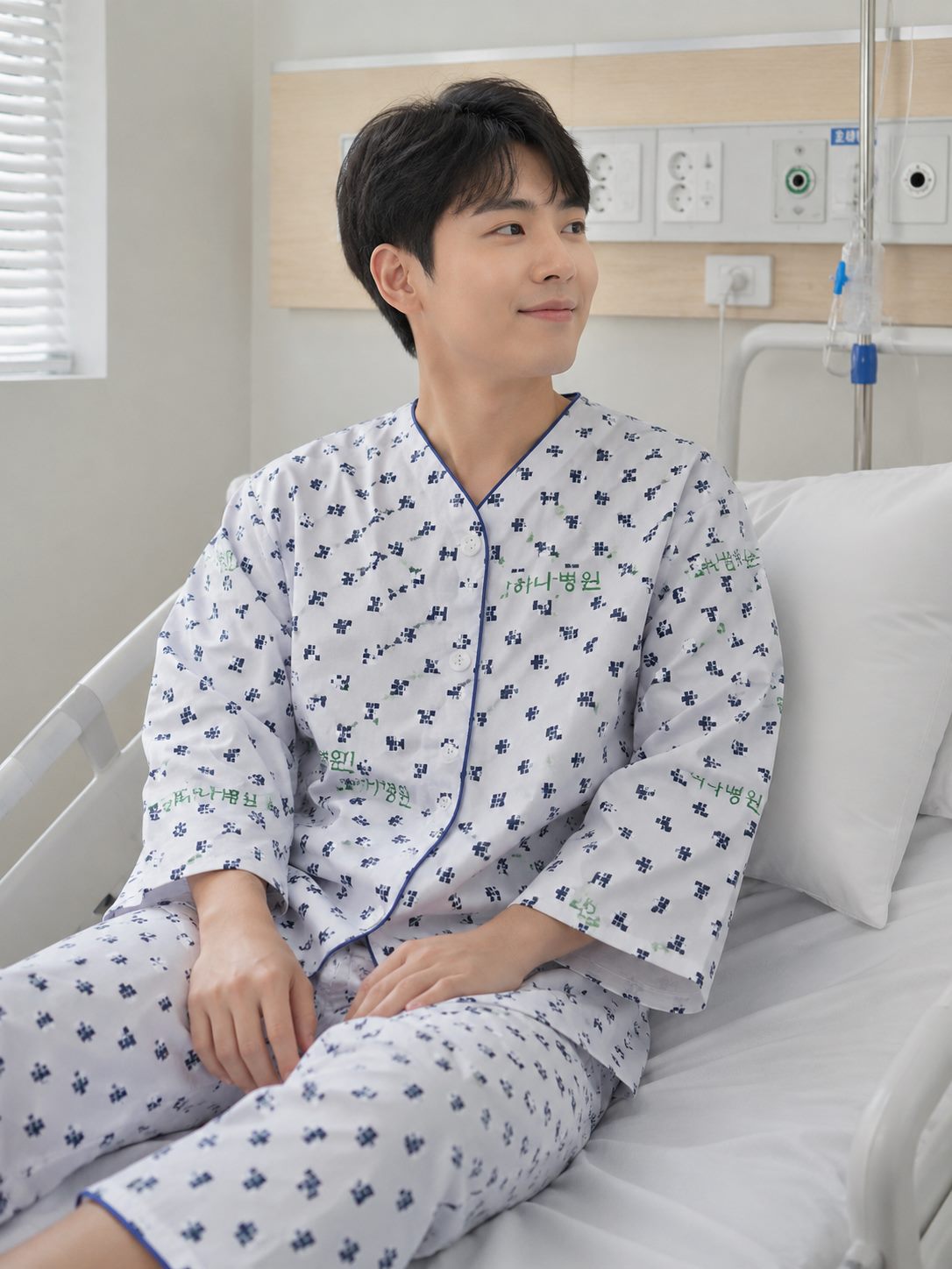 컬러 파이핑이 적용된 환자복 착용 예시