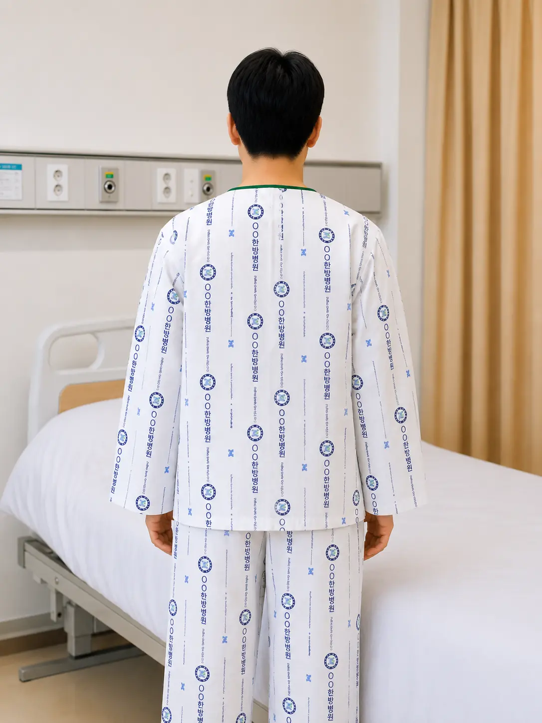 세로 무늬 환자복 뒷면